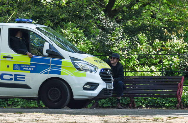 . 22 04 2020. London, United Kingdom. Coronavirus crisis. Police officers in a van talk to a man while he is seated in a bench at Battersea Park this afternoon as the coronavirus lockdown continues.  xGustavoxValientex xi-Imagesx IIM-21051-0008