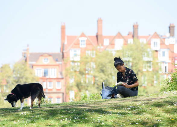 . 22 04 2020. London, United Kingdom. Coronavirus crisis. A woman is seen reading a book, while sitting on the grass at Battersea Park this afternoon as the coronavirus lockdown continues.  xGustavoxValientex xi-Imagesx IIM-21051-0014