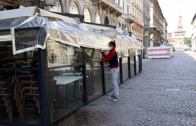 foto ipp clemente marmorino- Milano cittÃ 22 04 2020 - emergenza coronavirus - commercio - - preparativi per l apertura riapertura delle attivitÃ commerciali - bar negozi - dopo la chiusura per il lockdown emergenza coronavirus - commer  0