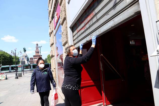 foto ipp clemente marmorino- Milano cittÃ 22 04 2020 - emergenza coronavirus - commercio - - preparativi per l apertura riapertura delle attivitÃ commerciali - bar negozi - dopo la chiusura per il lockdown emergenza coronavirus - commer  0
