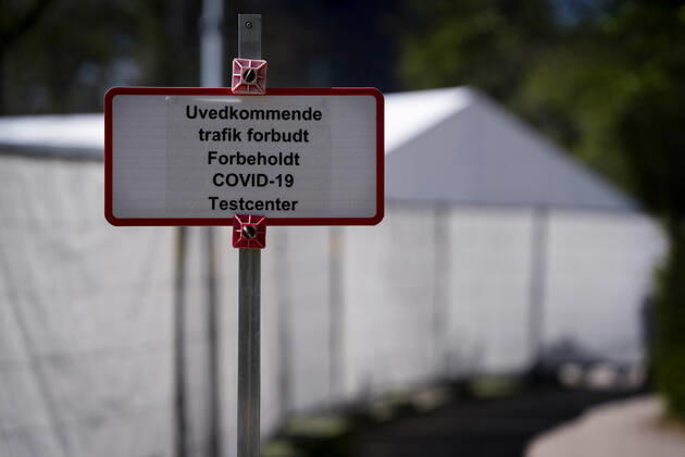 Covid-19 testcenter ved Faelledparken onsdag den 22. april 2020.De hvide telte, der i sidste uge begyndte at skyde op rundt i landet, skal bruges til at teste op mod 20.000 om dagen for, om de har eller har haft coronavirus.De er en del af en ny teststrategi fra myndighederne, hvor langt flere skal testes for coronavirus.. , Copenhagen Denmark