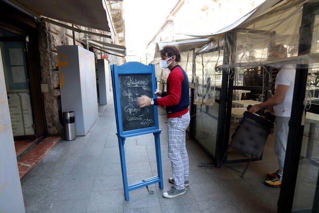 foto ipp clemente marmorino- Milano cittÃ 22 04 2020 - emergenza coronavirus - commercio - - preparativi per l apertura riapertura delle attivitÃ commerciali - bar negozi - dopo la chiusura per il lockdown emergenza coronavirus - commer  0
