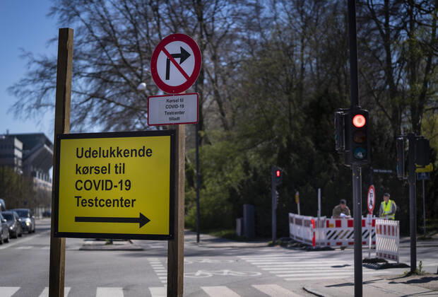 Covid-19 testcenter ved Faelledparken onsdag den 22. april 2020.De hvide telte, der i sidste uge begyndte at skyde op rundt i landet, skal bruges til at teste op mod 20.000 om dagen for, om de har eller har haft coronavirus.De er en del af en ny teststrategi fra myndighederne, hvor langt flere skal testes for coronavirus.. , Copenhagen Denmark