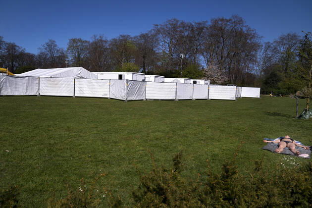 Covid-19 testcenter ved Faelledparken onsdag den 22. april 2020.De hvide telte, der i sidste uge begyndte at skyde op rundt i landet, skal bruges til at teste op mod 20.000 om dagen for, om de har eller har haft coronavirus.De er en del af en ny teststrategi fra myndighederne, hvor langt flere skal testes for coronavirus.. , Copenhagen Denmark