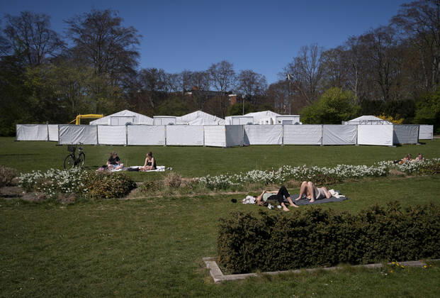 Covid-19 testcenter ved Faelledparken onsdag den 22. april 2020.De hvide telte, der i sidste uge begyndte at skyde op rundt i landet, skal bruges til at teste op mod 20.000 om dagen for, om de har eller har haft coronavirus.De er en del af en ny teststrategi fra myndighederne, hvor langt flere skal testes for coronavirus.. , Copenhagen Denmark