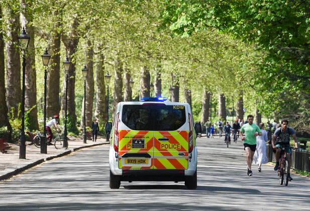 . 22 04 2020. London, United Kingdom. Coronavirus crisis. A police van is seen patrolling at Battersea Park this afternoon as the coronavirus lockdown continues.  xGustavoxValientex xi-Imagesx IIM-21051-0015