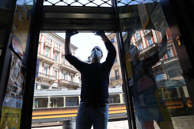 foto ipp clemente marmorino- Milano cittÃ 22 04 2020 - emergenza coronavirus - commercio - - preparativi per l apertura riapertura delle attivitÃ commerciali - bar negozi - dopo la chiusura per il lockdown emergenza coronavirus - commer  0