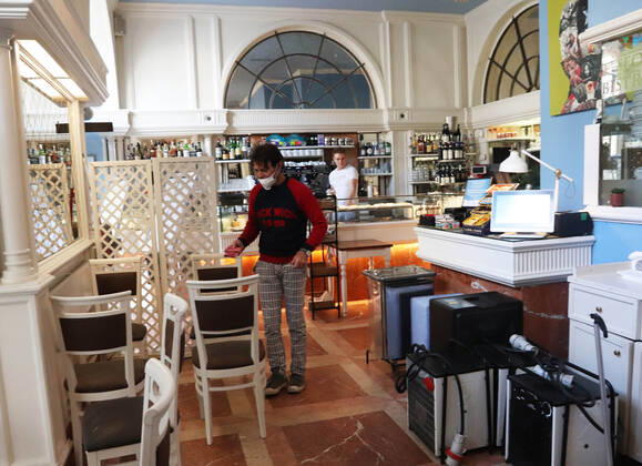 foto ipp clemente marmorino- Milano cittÃ 22 04 2020 - emergenza coronavirus - commercio - - preparativi per l apertura riapertura delle attivitÃ commerciali - bar negozi - dopo la chiusura per il lockdown emergenza coronavirus - commer  0