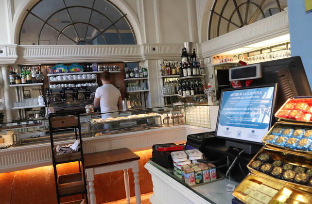 foto ipp clemente marmorino- Milano cittÃ 22 04 2020 - emergenza coronavirus - commercio - - preparativi per l apertura riapertura delle attivitÃ commerciali - bar negozi - dopo la chiusura per il lockdown emergenza coronavirus - commer  0