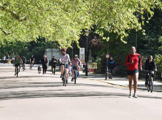 . 22 04 2020. London, United Kingdom. Coronavirus crisis. Runners and cyclists are seen at Battersea Park this afternoon as the coronavirus lockdown continues.  xGustavoxValientex xi-Imagesx IIM-21051-0020