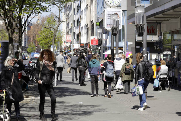 Fussgaengerzone Wilmersdorfer Strasse. Ab heute koennen Geschaefte mit bis zu 800 Quadratmeter Verkaufsflaeche, waehrend der Corona-Krise, wieder oeffnen, DEU, Berlin, 22.04.2020