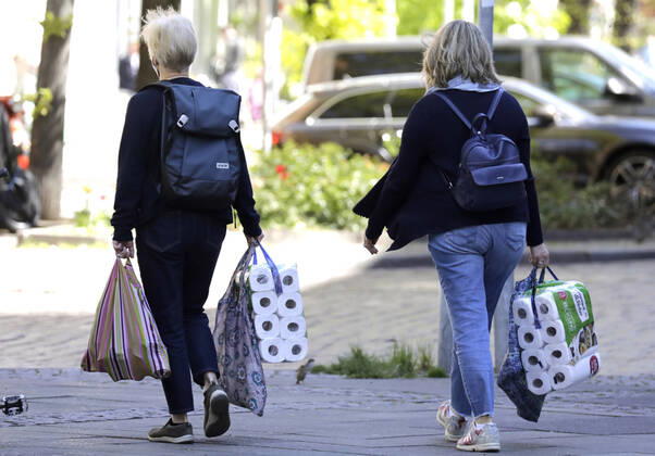 Zwei Frauen waren in der Fussgaengerzone Wilmersdorfer Strasse einkaufen. Ab heute koennen Geschaefte mit bis zu 800 Quadratmeter Verkaufsflaeche, waehrend der Corona-Krise, wieder oeffnen, DEU, Berlin, 22.04.2020