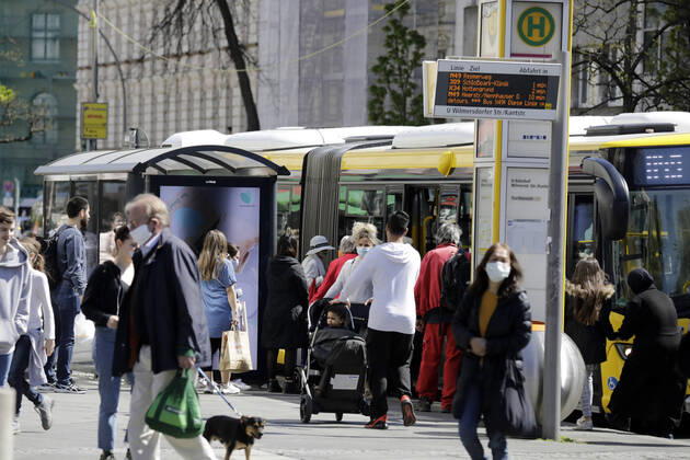 Ueberfuellte Bushaltestelle vor der Fussgaengerzone Wilmersdorfer Strasse. Ab heute koennen Geschaefte mit bis zu 800 Quadratmeter Verkaufsflaeche, waehrend der Corona-Krise, wieder oeffnen, DEU, Berlin, 22.04.2020