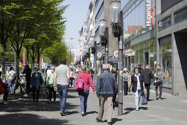Fussgaengerzone Wilmersdorfer Strasse. Ab heute koennen Geschaefte mit bis zu 800 Quadratmeter Verkaufsflaeche, waehrend der Corona-Krise, wieder oeffnen, DEU, Berlin, 22.04.2020