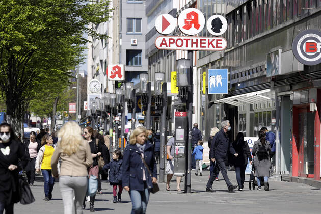 News Bilder des Tages Fussgaengerzone Wilmersdorfer Strasse. Ab heute koennen Geschaefte mit bis zu 800 Quadratmeter Verkaufsflaeche, waehrend der Corona-Krise, wieder oeffnen, DEU, Berlin, 22.04.2020