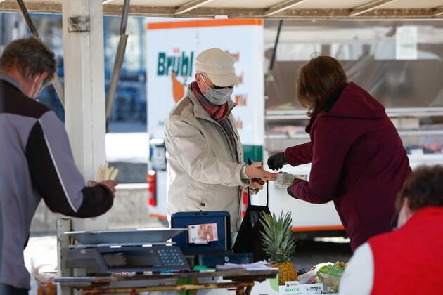 22.04.2020, xtgx, Maskenpflicht in Wolfsburg, ein Senior bezahlt auf dem Wochenmarkt seinen Einkauf. Die Stadt Wolfsburg hat ab dieser Woche eine Maskenpflicht im Nahverkehr, in oeffentlichen Gebauden und Geschaeften eingefuehrt. Dort muss jeder Fahrgast oder Besucher Mund und Nase mit einer Maske bedecken. Symbolfoto, Symbolbild, Risikogruppe, Senioren, Schutzmaske, Gesichtsmaske, Mund-Nasen-Maske. Wolfsburg