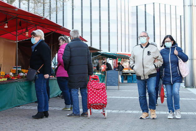 22.04.2020, xtgx, Maskenpflicht in Wolfsburg, Besucher des Wochenmarktes tragen Masken. Die Stadt Wolfsburg hat ab dieser Woche eine Maskenpflicht im Nahverkehr, in oeffentlichen Gebauden und Geschaeften eingefuehrt. Dort muss jeder Fahrgast oder Besucher Mund und Nase mit einer Maske bedecken. Symbolfoto, Symbolbild, Risikogruppe, Senioren, Schutzmaske, Gesichtsmaske, Mund-Nasen-Maske. Wolfsburg