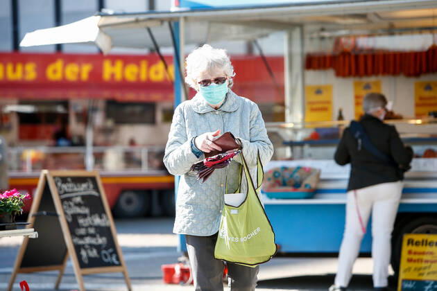 22.04.2020, xtgx, Maskenpflicht in Wolfsburg, eine Seniorin mit Maske auf dem Wochenmarkt. Die Stadt Wolfsburg hat ab dieser Woche eine Maskenpflicht im Nahverkehr, in oeffentlichen Gebauden und Geschaeften eingefuehrt. Dort muss jeder Fahrgast oder Besucher Mund und Nase mit einer Maske bedecken. Symbolfoto, Symbolbild, Risikogruppe, Senioren, Schutzmaske, Gesichtsmaske, Mund-Nasen-Maske. Wolfsburg