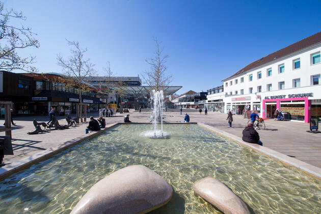 22.04.2020, xtgx, Maskenpflicht in Wolfsburg, Blick in die Wolfsburger Fussgaengerzone Porschestrasse. Die Stadt Wolfsburg hat ab dieser Woche eine Maskenpflicht im Nahverkehr, in oeffentlichen Gebauden und Geschaeften eingefuehrt. Dort muss jeder Fahrgast oder Besucher Mund und Nase mit einer Maske bedecken. Symbolfoto, Symbolbild, Risikogruppe, Senioren, Schutzmaske, Gesichtsmaske, Mund-Nasen-Maske. Wolfsburg