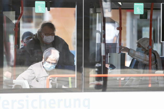 22.04.2020, xtgx, Maskenpflicht in Wolfsburg, Fahrgaeste in einem Bus tragen Masken. Die Stadt Wolfsburg hat ab dieser Woche eine Maskenpflicht im Nahverkehr, in oeffentlichen Gebauden und Geschaeften eingefuehrt. Dort muss jeder Fahrgast oder Besucher Mund und Nase mit einer Maske bedecken. Symbolfoto, Symbolbild, Risikogruppe, Senioren, Schutzmaske, Gesichtsmaske, Mund-Nasen-Maske. Wolfsburg