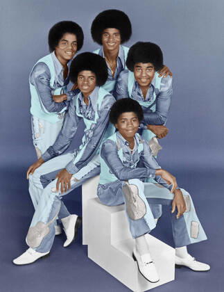 THE JACKSONS, (back row, from left): Marlon Jackson, Jackie Jackson, (middle): Michael Jackson, Tito Jackson, (front): Randy Jackson, (Season 1, 1976), 1976-77 Courtesy Everett Collection !ACHTUNG AUFNAHMEDATUM GESCHÃ„TZT! PUBLICATIONXNOTxINxCANxCHNxFRAxITAxJPNxNORxPOLxRUSxESPxUKxUSA Copyright: xCourtesyxEverettxCollectionx TCDJACK EC011