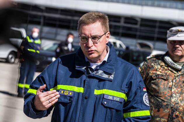 April 22, 2020, Neubiberg Bei Muenchen, Bavaria, Germany: Dr. Voss of the Technisches Hilfswerk Starnberg. At the Bundeswehr Universitaet (Military University of Germany) in Neubiberg near Munich, Bavarian Interior Minister Joachim Herrmann, Generalleutnant Martin Schelleis, dem Nationalen Territorialen Befehlshaber und Inspekteur der Streitkro¤ftebasis, as well as members of the Technisches Hilfswerk (Federal Agency for Technical Relief) were on hand to explain the effort and coordination of the production of large amounts of surface disinfectants used to help in the fight against SARS-CoV-2 Coronavirus. Germany is currently at 148,174 positive diagnoses with 4,961 deaths. Neubiberg Bei Muenchen Germany - ZUMAb160 20200422_zbp_b160_024 Copyright: xSachellexBabbarx