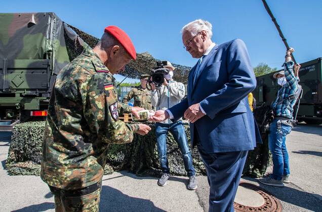 April 22, 2020, Neubiberg Bei Muenchen, Bavaria, Germany: A German Bundeswehr soldier (Schiff) pours disinfectant made by the military into the hands of Bavarian Interior Minister Joachim Herrmann. At the Bundeswehr Universitaet (Military University of Germany) in Neubiberg near Munich, Bavarian Interior Minister Joachim Herrmann, Generalleutnant Martin Schelleis, dem Nationalen Territorialen Befehlshaber und Inspekteur der Streitkro¤ftebasis, as well as members of the Technisches Hilfswerk (Federal Agency for Technical Relief) were on hand to explain the effort and coordination of the production of large amounts of surface disinfectants used to help in the fight against SARS-CoV-2 Coronavirus. Germany is currently at 148,174 positive diagnoses with 4,961 deaths. Neubiberg Bei Muenchen Germany - ZUMAb160 20200422_zbp_b160_086 Copyright: xSachellexBabbarx