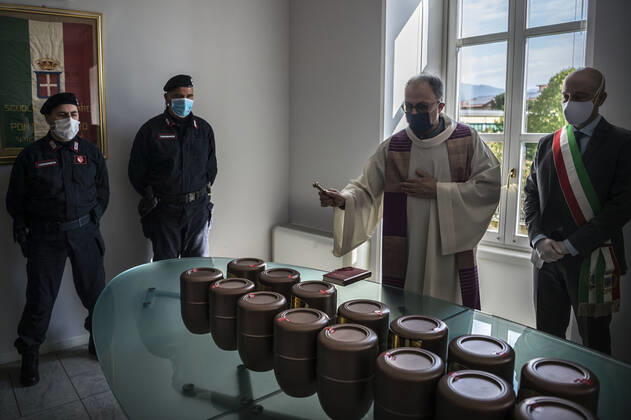 Ponte San Pietro (Bergamo). Blessing of the urns of the deceased who died as a result of COVID19 Coronavirus transported by the Carabinieri to the Municipality of Ponte San Pietro (Carlo Cozzoli Fotogramma, Ponte San Pietro (Bergamo) - 2020-04-22) p.s. la foto e utilizzabile nel rispetto del contesto in cui e stata scattata, e senza intento diffamatorio del decoro delle persone rappresentate  Copyright: xCarloxCozzolix xFOTOGRAMMAx