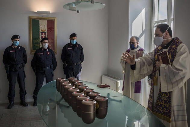 Ponte San Pietro (Bergamo). Blessing of the urns of the deceased who died as a result of COVID19 Coronavirus transported by the Carabinieri to the Municipality of Ponte San Pietro (Carlo Cozzoli Fotogramma, Ponte San Pietro (Bergamo) - 2020-04-22) p.s. la foto e utilizzabile nel rispetto del contesto in cui e stata scattata, e senza intento diffamatorio del decoro delle persone rappresentate  Copyright: xCarloxCozzolix xFOTOGRAMMAx