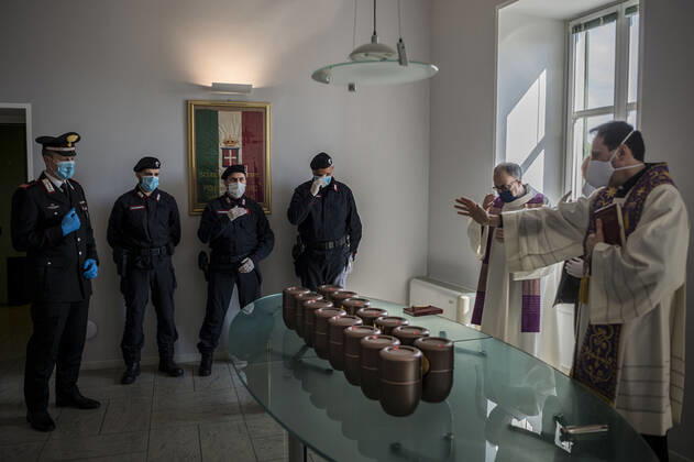 Ponte San Pietro (Bergamo). Blessing of the urns of the deceased who died as a result of COVID19 Coronavirus transported by the Carabinieri to the Municipality of Ponte San Pietro (Carlo Cozzoli Fotogramma, Ponte San Pietro (Bergamo) - 2020-04-22) p.s. la foto e utilizzabile nel rispetto del contesto in cui e stata scattata, e senza intento diffamatorio del decoro delle persone rappresentate  Copyright: xCarloxCozzolix xFOTOGRAMMAx