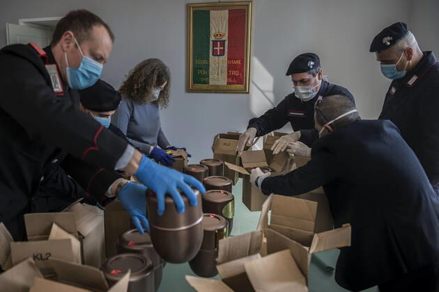 Ponte San Pietro (Bergamo). Blessing of the urns of the deceased who died as a result of COVID19 Coronavirus transported by the Carabinieri to the Municipality of Ponte San Pietro (Carlo Cozzoli Fotogramma, Ponte San Pietro (Bergamo) - 2020-04-22) p.s. la foto e utilizzabile nel rispetto del contesto in cui e stata scattata, e senza intento diffamatorio del decoro delle persone rappresentate  Copyright: xCarloxCozzolix xFOTOGRAMMAx