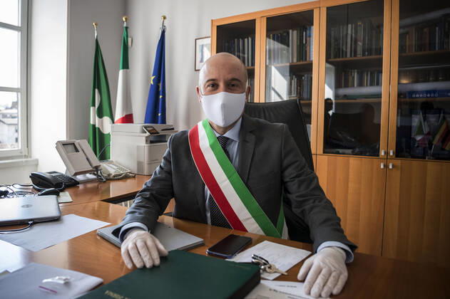 Ponte San Pietro (Bergamo). Blessing of the urns of the deceased who died as a result of COVID19 Coronavirus transported by the Carabinieri to the Municipality of Ponte San Pietro. In the photo the mayor of Ponte San Pietro Marzio Zirafa (Carlo Cozzoli Fotogramma, Ponte San Pietro (Bergamo) - 2020-04-22) p.s. la foto e utilizzabile nel rispetto del contesto in cui e stata scattata, e senza intento diffamatorio del decoro delle persone rappresentate  Copyright: xCarloxCozzolix xFOTOGRAMMAx