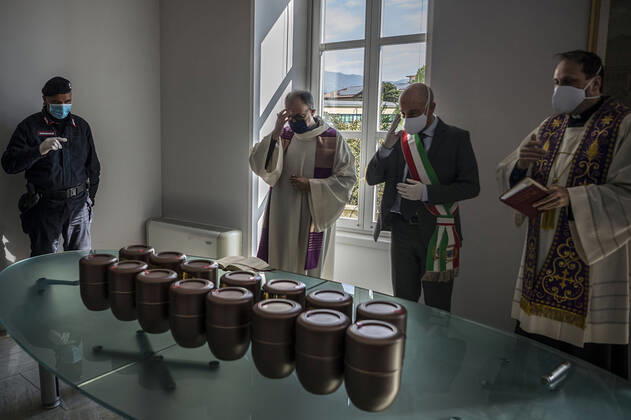 Ponte San Pietro (Bergamo). Blessing of the urns of the deceased who died as a result of COVID19 Coronavirus transported by the Carabinieri to the Municipality of Ponte San Pietro (Carlo Cozzoli Fotogramma, Ponte San Pietro (Bergamo) - 2020-04-22) p.s. la foto e utilizzabile nel rispetto del contesto in cui e stata scattata, e senza intento diffamatorio del decoro delle persone rappresentate  Copyright: xCarloxCozzolix xFOTOGRAMMAx