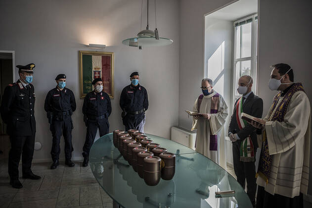 Ponte San Pietro (Bergamo). Blessing of the urns of the deceased who died as a result of COVID19 Coronavirus transported by the Carabinieri to the Municipality of Ponte San Pietro (Carlo Cozzoli Fotogramma, Ponte San Pietro (Bergamo) - 2020-04-22) p.s. la foto e utilizzabile nel rispetto del contesto in cui e stata scattata, e senza intento diffamatorio del decoro delle persone rappresentate  Copyright: xCarloxCozzolix xFOTOGRAMMAx