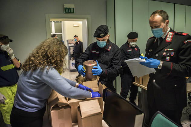 Ponte San Pietro (Bergamo). Blessing of the urns of the deceased who died as a result of COVID19 Coronavirus transported by the Carabinieri to the Municipality of Ponte San Pietro (Carlo Cozzoli Fotogramma, Ponte San Pietro (Bergamo) - 2020-04-22) p.s. la foto e utilizzabile nel rispetto del contesto in cui e stata scattata, e senza intento diffamatorio del decoro delle persone rappresentate  Copyright: xCarloxCozzolix xFOTOGRAMMAx
