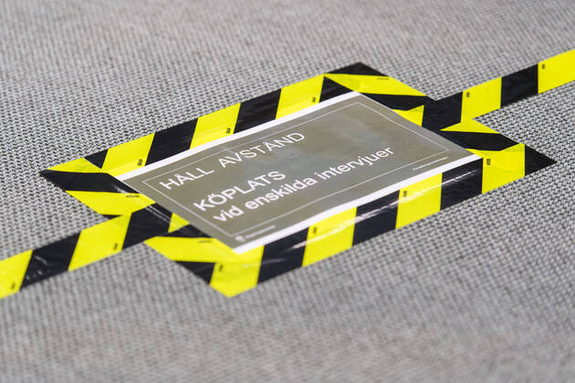 200422 A keep distance sign ahead of a press conference with the government of Sweden regarding the coronavirus, Covid-19, on April 22, 2020 in Stockholm. Photo: Maxim ThorÃ BILDBYRAN kod MT bbeng presskonferens regeringen politik corona virus coronaviruset covid-19 press conference public events coronavirus hall avstand genre Copyright: MAXIMxTHORE 0047207696st