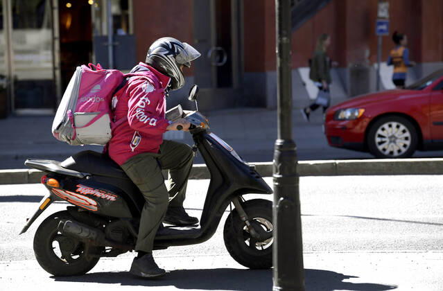 STOCKHOLM 20200422 Food delivery with moped messenger from Foodora in a sunny and spring warm Stockholm Wednesday April 22, 2020 Photo Janerik Henriksson TT kod 10010 SWEDEN OUT STOCKHOLM SWEDEN x10010x,  Copyright: xJanerikxHenriksson TTx SWEDEN SOCIAL DISTANCING