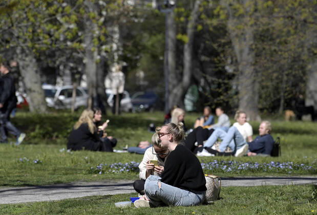 STOCKHOLM 20200422 The centrally located Humlegarden park was filled with lunch eating groups of people who were socializing in a sunny and spring warm Stockholm Wednesday April 22, 2020 Photo Janerik Henriksson TT kod 10010 SWEDEN OUT STOCKHOLM SWEDEN x10010x,  Copyright: xJanerikxHenriksson TTx SWEDEN SOCIAL DISTANCING