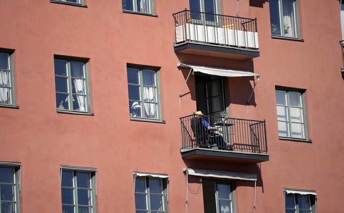 STOCKHOLM 20200422 A lonely senior on sunny balcony in tockholm Wednesday April 22, 2020 Photo Janerik Henriksson TT code 10010 SWEDEN OUT STOCKHOLM SWEDEN x10010x,  Copyright: xJanerikxHenriksson TTx SWEDEN SOCIAL DISTANCING