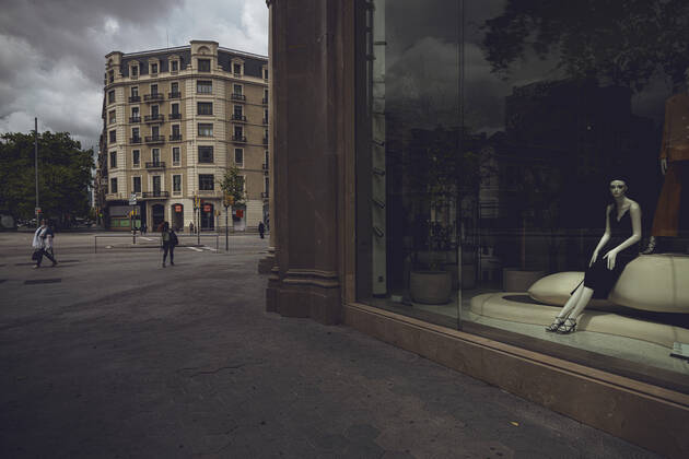 News Bilder des Tages April 22, 2020, Barcelona, Catalonia, Spain: Commuters walk past a orphaned fashion shop at day 38 of a nationwide lockdown due to the continuous spread of the virus. Spain registered more than 400 new fatalities totaling a death toll of over 21500 so far. Barcelona Spain - ZUMAo105 20200422_zap_o105_032 Copyright: xMatthiasxOesterlex