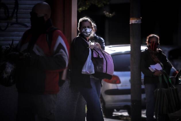 A group of people line up for a tax payment, during isolation due to coronavirus, in Buenos Aires, Argentina, 22 April 2020. Coronavirus crisis in Argentina !ACHTUNG: NUR REDAKTIONELLE NUTZUNG!  Copyright: xJuanxIgnacioxRoncoronix AME4655 20200422-637231743280296603