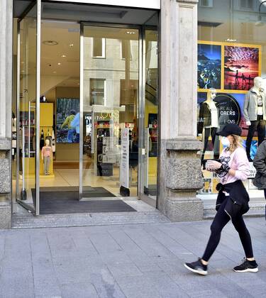Milan, Coronavirus, Preparation of phase 2 opening of the OVS Store only the children s clothing department in Via Torino at the corner of Piazza Duomo (Duilio Piaggesi Fotogramma, Milan - 2020-04-22) p.s. la foto e utilizzabile nel rispetto del contesto in cui e stata scattata, e senza intento diffamatorio del decoro delle persone rappresentate  Copyright: xDuilioxPiaggesix xFOTOGRAMMAx