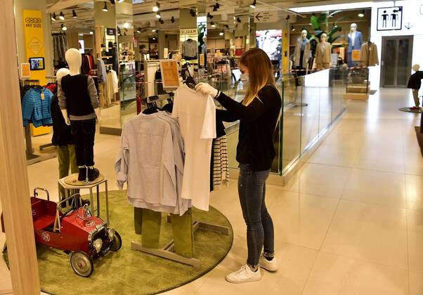 Milan, Coronavirus, Preparation of phase 2 opening of the OVS Store only the children s clothing department in Via Torino at the corner of Piazza Duomo (Duilio Piaggesi Fotogramma, Milan - 2020-04-22) p.s. la foto e utilizzabile nel rispetto del contesto in cui e stata scattata, e senza intento diffamatorio del decoro delle persone rappresentate  Copyright: xDuilioxPiaggesix xFOTOGRAMMAx