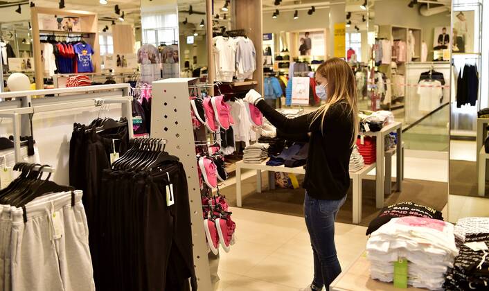 Milan, Coronavirus, Preparation of phase 2 opening of the OVS Store only the children s clothing department in Via Torino at the corner of Piazza Duomo (Duilio Piaggesi Fotogramma, Milan - 2020-04-22) p.s. la foto e utilizzabile nel rispetto del contesto in cui e stata scattata, e senza intento diffamatorio del decoro delle persone rappresentate  Copyright: xDuilioxPiaggesix xFOTOGRAMMAx