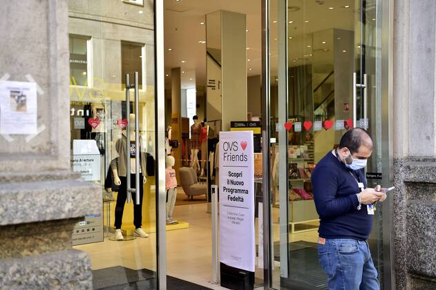 Milan, Coronavirus, Preparation of phase 2 opening of the OVS Store only the children s clothing department in Via Torino at the corner of Piazza Duomo (Duilio Piaggesi Fotogramma, Milan - 2020-04-22) p.s. la foto e utilizzabile nel rispetto del contesto in cui e stata scattata, e senza intento diffamatorio del decoro delle persone rappresentate  Copyright: xDuilioxPiaggesix xFOTOGRAMMAx