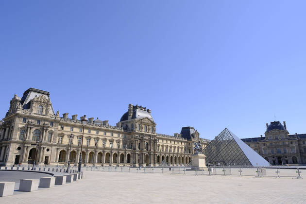 April 22, 2020, Paris, France: Louvre Museum.37th day of confinement in France, the majority of Parisians respect the obligation to stay at home..The shops and streets of Paris are deserted..The French are preparing for the decontainment announced from May 11 by the President of the Republic Emmanuel Macron Paris France - ZUMAp119 20200422_zaf_p119_004 Copyright: xPierrexSteveninx
