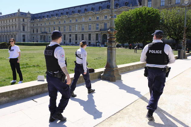 April 22, 2020, Paris, France: police patrol verify compliance with hatch barrier measures against outbreak and exit permits..37th day of confinement in France, the majority of Parisians respect the obligation to stay at home..The shops and streets of Paris are deserted..The French are preparing for the decontainment announced from May 11 by the President of the Republic Emmanuel Macron Paris France - ZUMAp119 20200422_zaf_p119_007 Copyright: xPierrexSteveninx