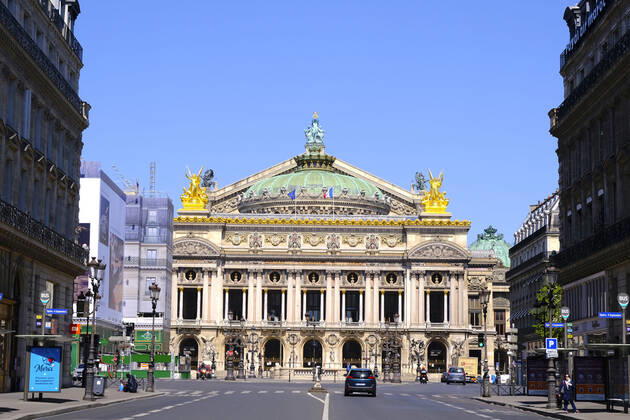 April 22, 2020, Paris, France: Paris Opera.37th day of confinement in France, the majority of Parisians respect the obligation to stay at home..The shops and streets of Paris are deserted..The French are preparing for the decontainment announced from May 11 by the President of the Republic Emmanuel Macron Paris France - ZUMAp119 20200422_zaf_p119_015 Copyright: xPierrexSteveninx