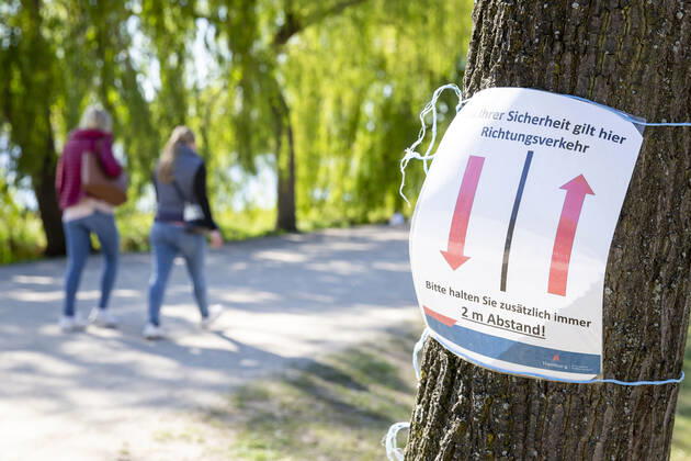 Hinweisschilder vom Bezirksamt Hamburg-Nord mit dem Hinweis auf Mindestabstand an der Außenalster in Hamburg. Hamburg: Maßnahmen zur Eindämmung des Coronavirus