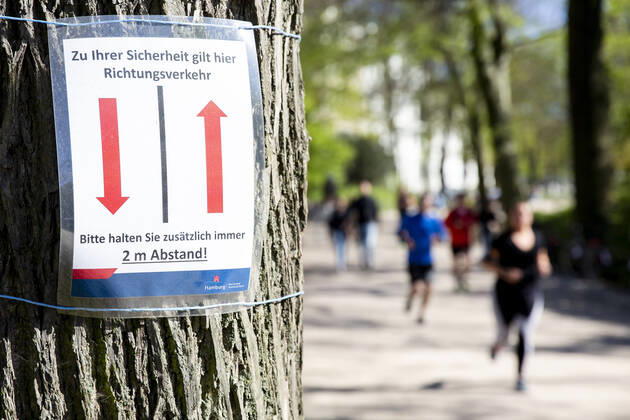 Hinweisschilder vom Bezirksamt Hamburg-Nord mit dem Hinweis auf Mindestabstand an der Außenalster in Hamburg. Hamburg: Maßnahmen zur Eindämmung des Coronavirus